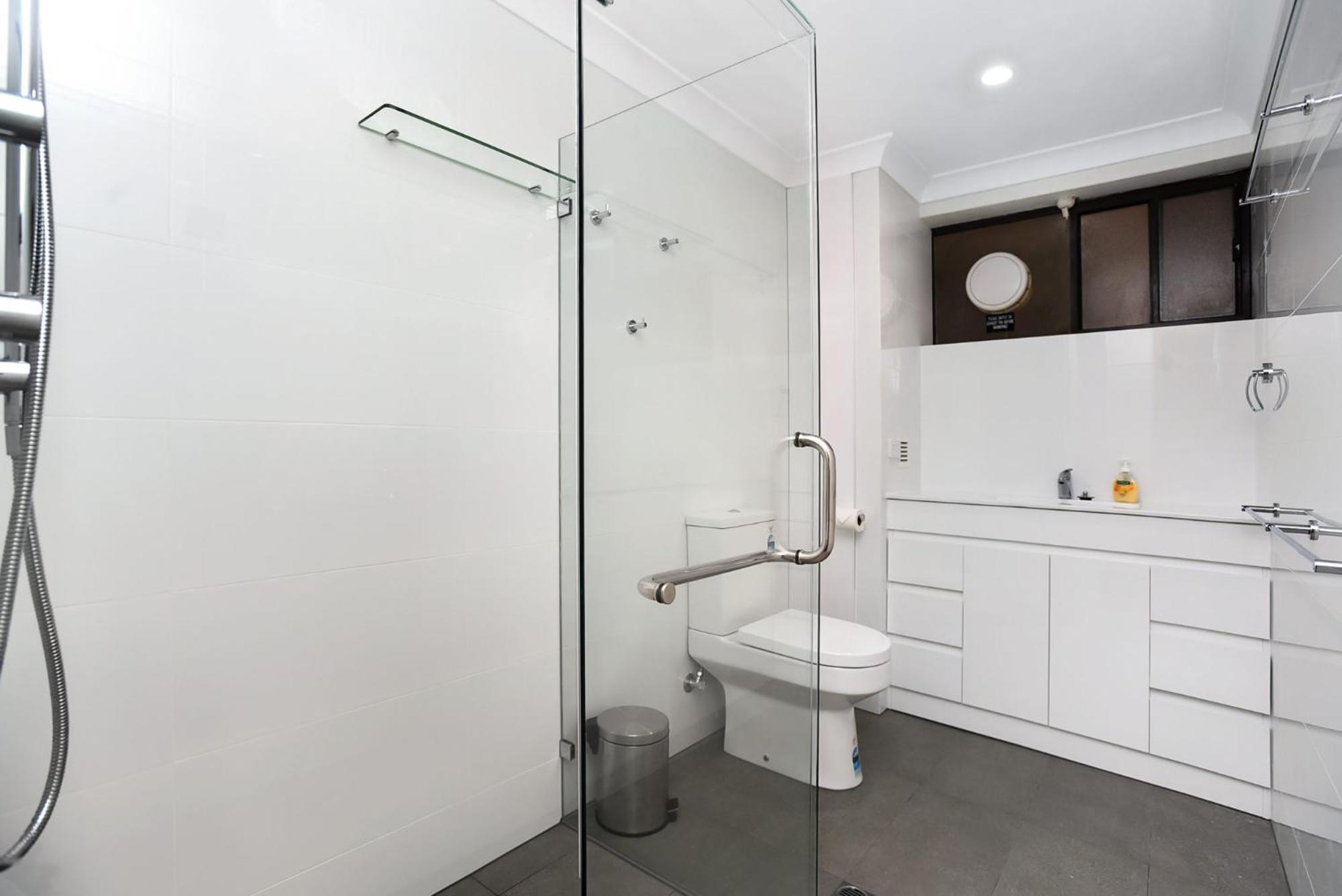 Dolphins Beachfront Apartment No 4 Порт Елиът Екстериор снимка