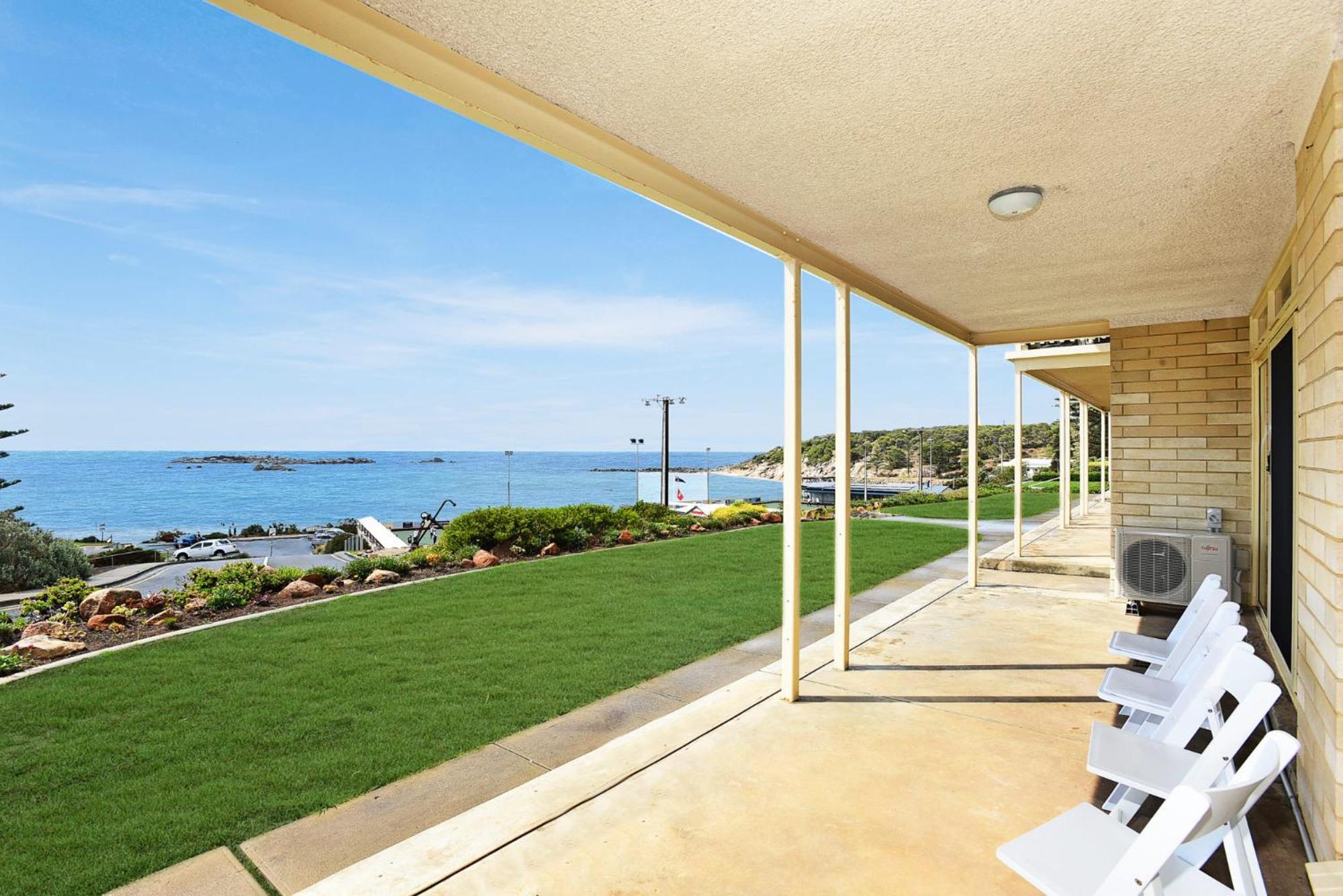 Dolphins Beachfront Apartment No 4 Порт Елиът Екстериор снимка